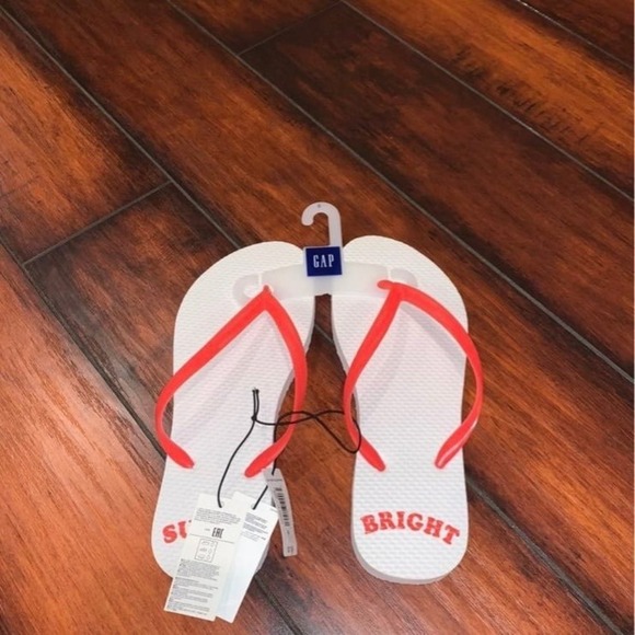 NWT GAP Womens Flip Flops white Size 6 sunny & bright - Picture 1 of 4